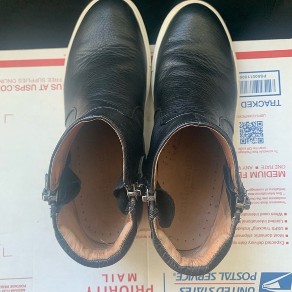 Gentle Souls by Kenneth Cole Carole Double Zip Mid Top Sneaker - Picture 4 of 7